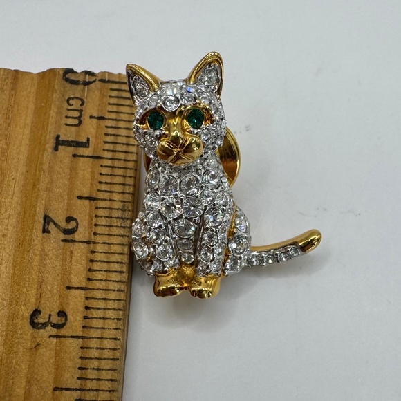 Vintage Swarovski pave crystal cat pin with green eyes. - Picture 9 of 10